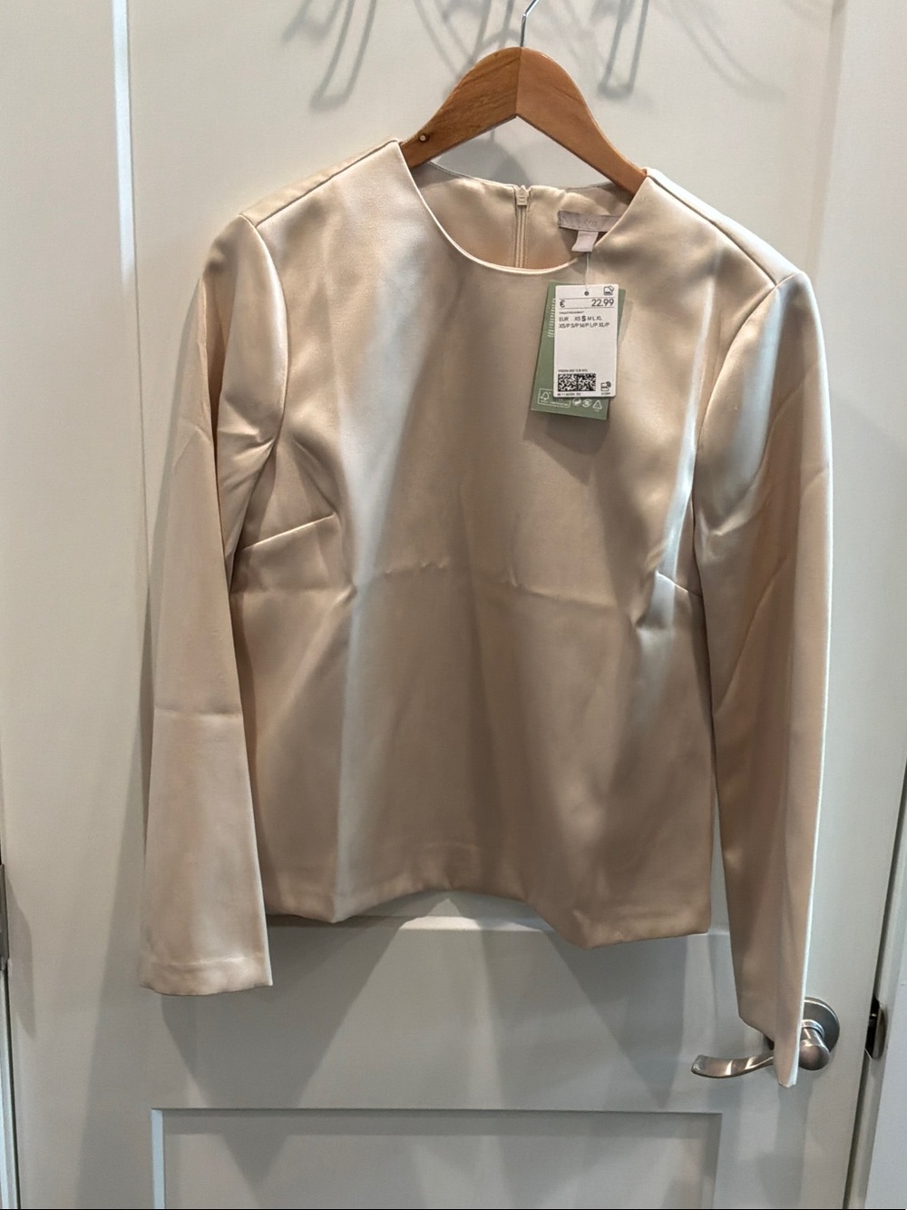 H&M Small NWT Women’s Cream Tan Beige Satin Long-Sleeve Top Minor Pull